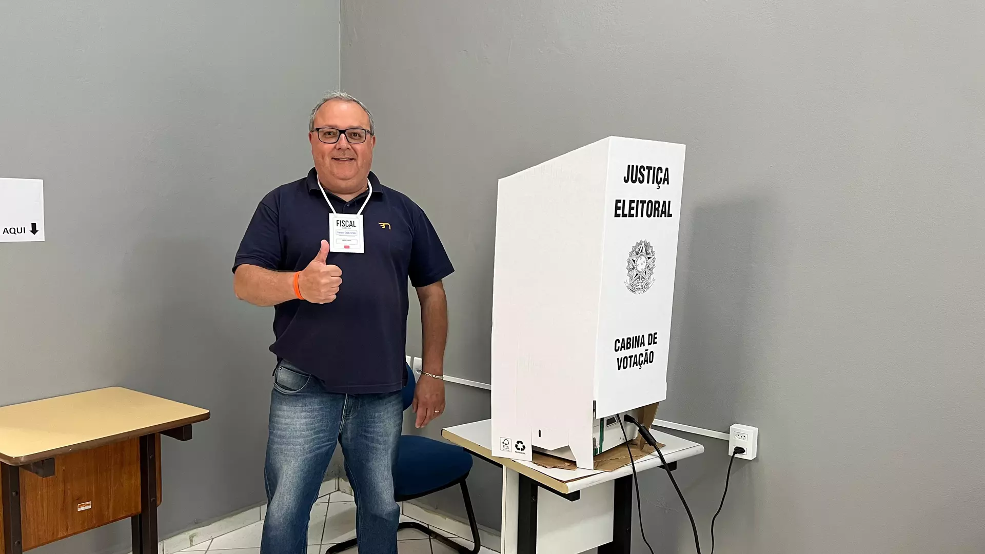Francisco Cláudio chega na Cemig, na manhã deste domingo, para votar